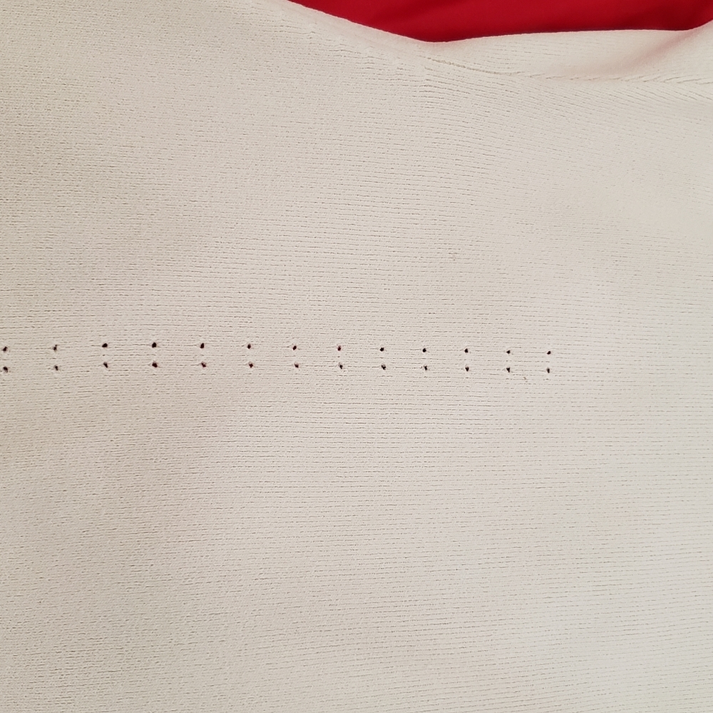 Tesori V neck white sleeveless shell. Chic eyelet detail. Size Large. - Picture 9 of 9
